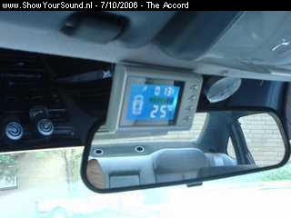 showyoursound.nl - The Accord - The Accord - SyS_2006_10_7_11_26_1.jpg - Leuke Gadget. Het parkeersensor systeem van Globe Gadgets met een display waarop de afstand tot een object achter de auto wordt weergegeven.  